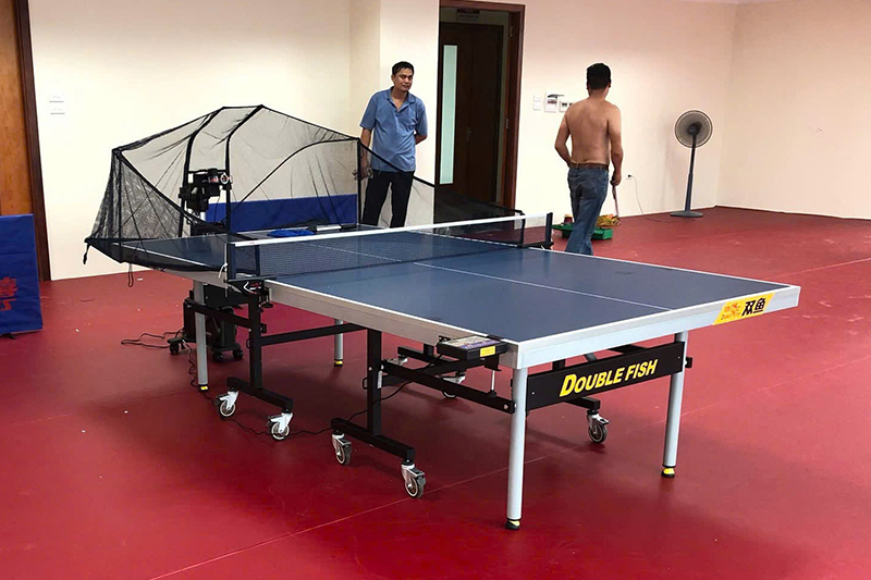 Máy bắn bóng bàn dạng đứng